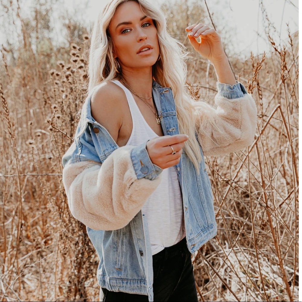 Contrast sleeve pocketed denim jacket